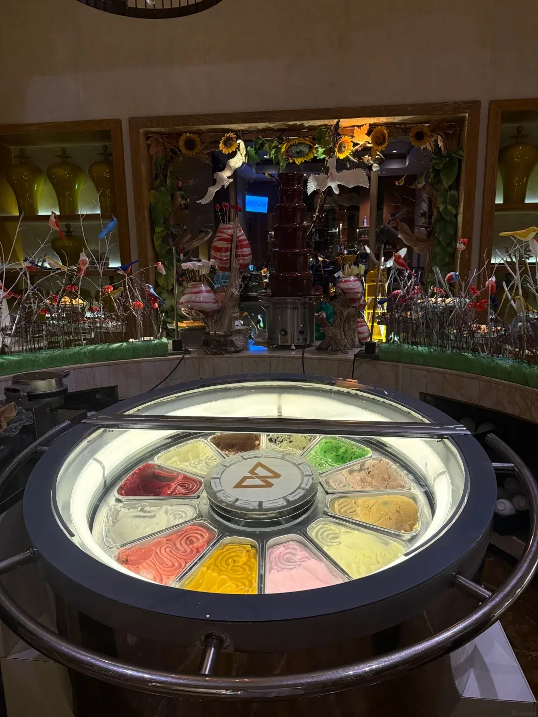 A round gelato counter in the middle of the buffet restaurant
